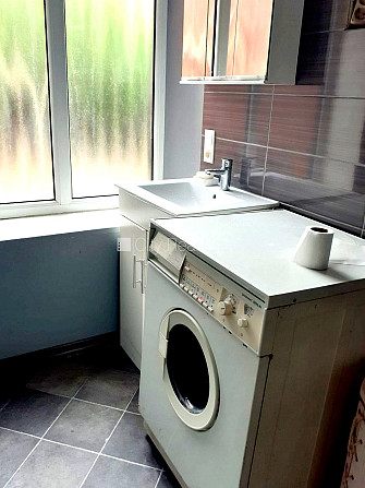 Fasādes māja, fasāde ar koka apdari, vieta automašīnai, ieeja no pagalma, logi vērsti mājas Rīga - foto 20