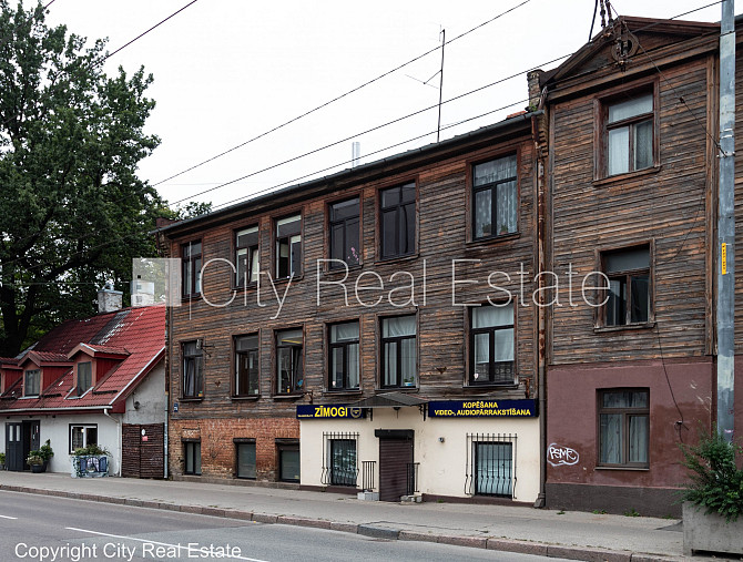 Fasādes māja, fasāde ar koka apdari, vieta automašīnai, ieeja no pagalma, logi vērsti mājas Rīga - foto 11