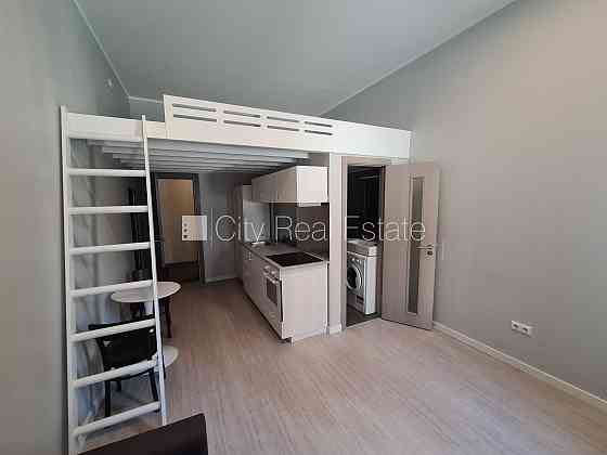 Фасадный дом, реновированный дом, благоустроенная озеленённая территория, Rīga