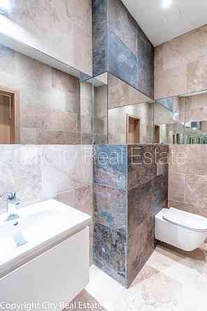 Новостройка, здание во дворе, закрытый двор, до ближайшей парковки 70 м, вход со Rīga