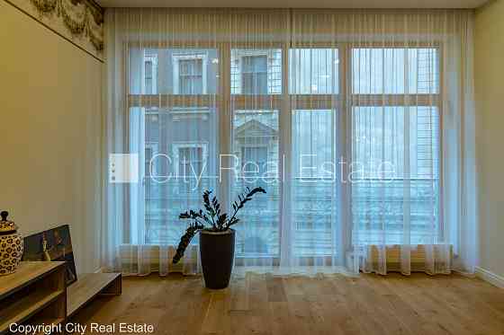 Новостройка, здание во дворе, закрытый двор, лифт, два балкона, окна выходят во Rīga