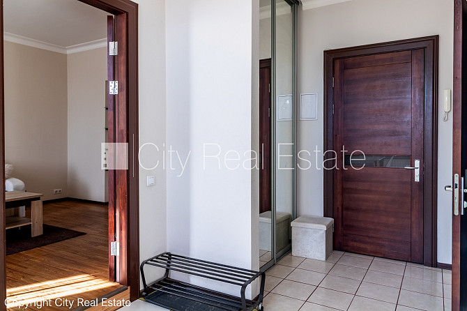 Pagalma ēka, slēgts pagalms, iežogota teritorija, vieta automašīnai, kāpņu telpa pēc Rīga - foto 11