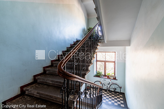 Pagalma ēka, slēgts pagalms, iežogota teritorija, vieta automašīnai, kāpņu telpa pēc Rīga - foto 18