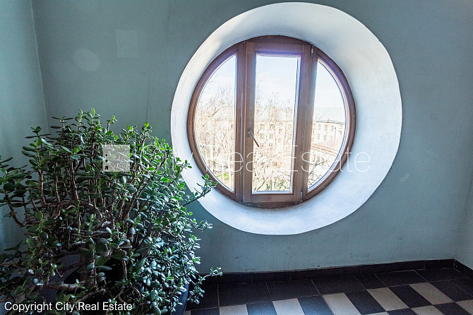 Pagalma ēka, slēgts pagalms, iežogota teritorija, vieta automašīnai, kāpņu telpa pēc Rīga - foto 17