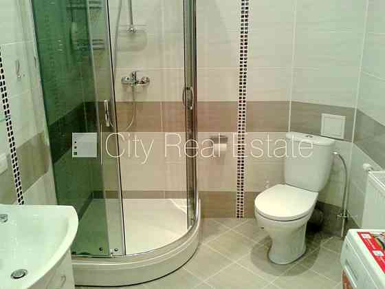 Закрытый двор, место для машины, лестничная клетка после косметического ремонта, Rīga