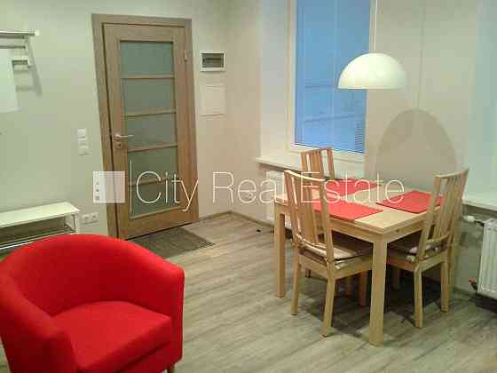 Закрытый двор, место для машины, лестничная клетка после косметического ремонта, Rīga