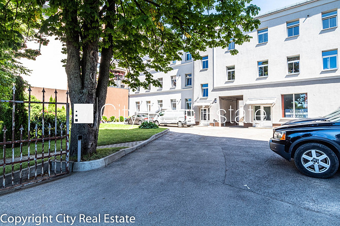 Slēgts pagalms, vieta automašīnai, kāpņu telpa pēc kosmētiskā remonta, studio tipa, virtuve Rīga - foto 12