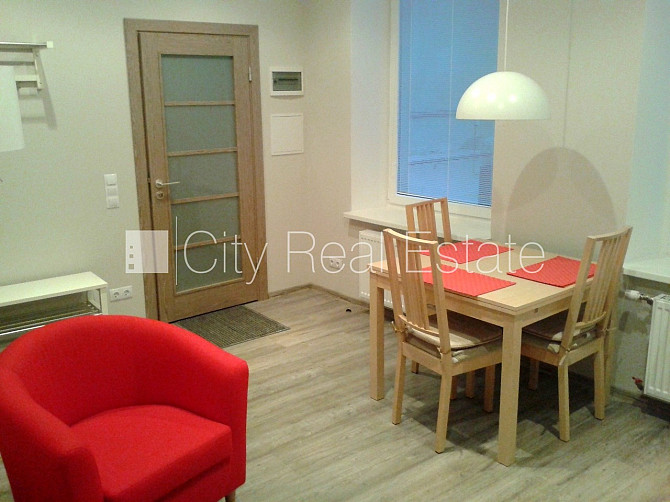 Slēgts pagalms, vieta automašīnai, kāpņu telpa pēc kosmētiskā remonta, studio tipa, virtuve Rīga - foto 4