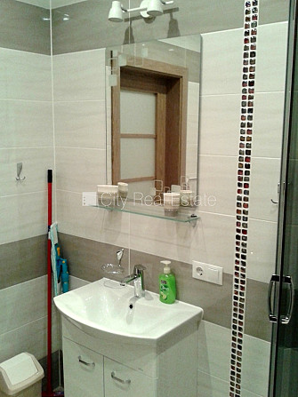 Slēgts pagalms, vieta automašīnai, kāpņu telpa pēc kosmētiskā remonta, studio tipa, virtuve Rīga - foto 8