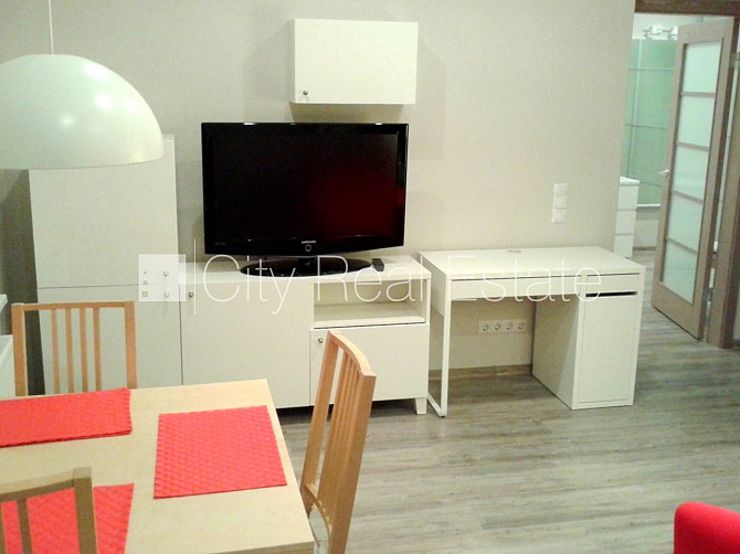 Slēgts pagalms, vieta automašīnai, kāpņu telpa pēc kosmētiskā remonta, studio tipa, virtuve Rīga - foto 3