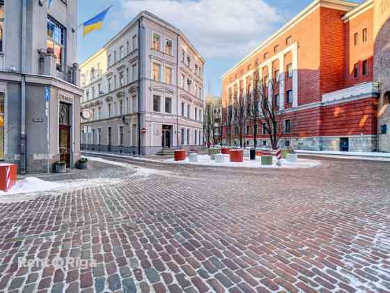 Veikala telpas Vecrīgā Smilšu ielā 3. Pie telpām var piebraukt un apstāties ar auto.  Ieeja no Smilš Рига