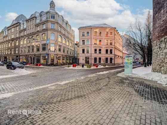 Veikala telpas Vecrīgā Smilšu ielā 3. Pie telpām var piebraukt un apstāties ar auto.  Ieeja no Smilš Рига