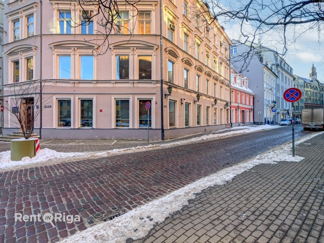 Veikala telpas Vecrīgā Smilšu ielā 3. Pie telpām var piebraukt un apstāties ar auto.  Ieeja no Smilš Рига - изображение 4