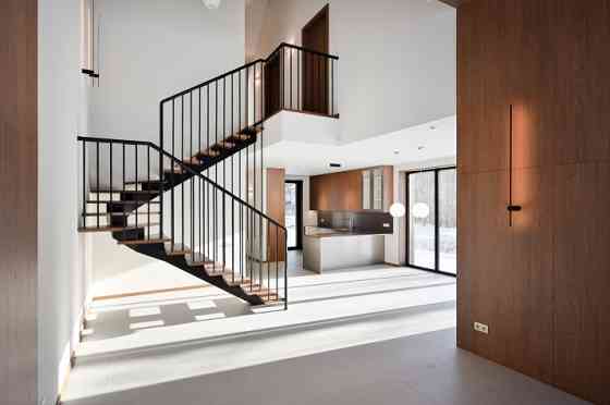 Продается стильный и современный дом премиум-класса (дуплекс) в одном из самых Jūrmala