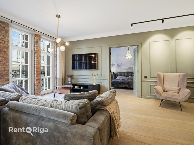 Īrei tiek piedāvāts 4 istabu dzīvoklis renovētā, labi uzturētā vēsturiskā namā Blaumaņa Rīga - foto 3