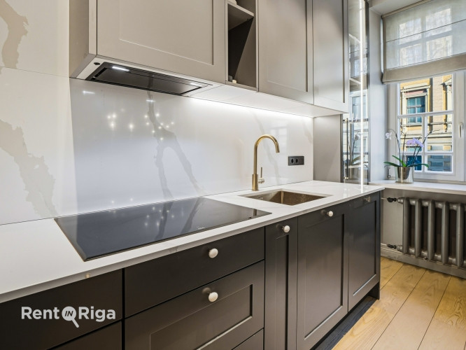 Īrei tiek piedāvāts 4 istabu dzīvoklis renovētā, labi uzturētā vēsturiskā namā Blaumaņa Rīga - foto 6