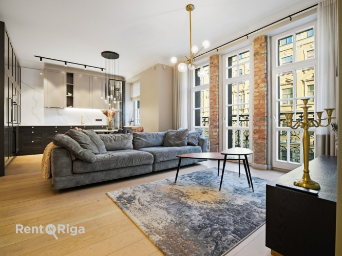 Īrei tiek piedāvāts 4 istabu dzīvoklis renovētā, labi uzturētā vēsturiskā namā Blaumaņa Rīga - foto 1