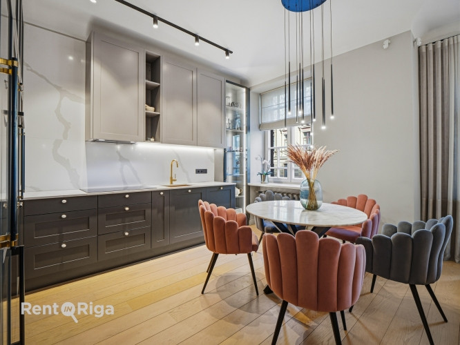 Īrei tiek piedāvāts 4 istabu dzīvoklis renovētā, labi uzturētā vēsturiskā namā Blaumaņa Rīga - foto 7