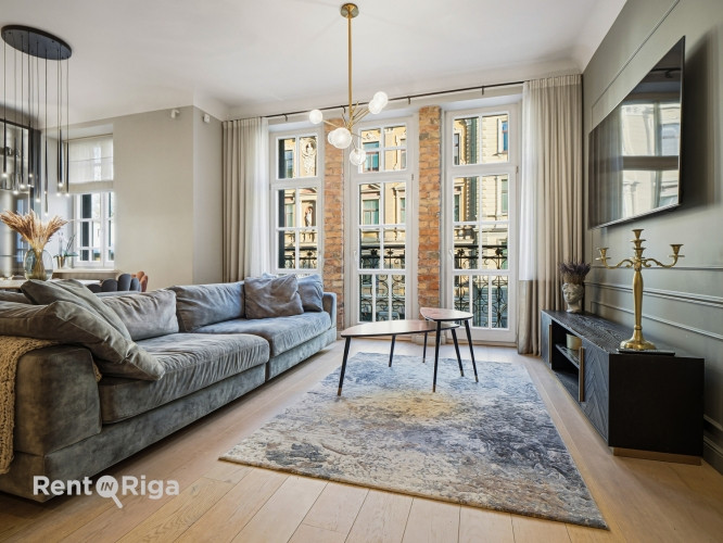 Īrei tiek piedāvāts 4 istabu dzīvoklis renovētā, labi uzturētā vēsturiskā namā Blaumaņa Rīga - foto 2