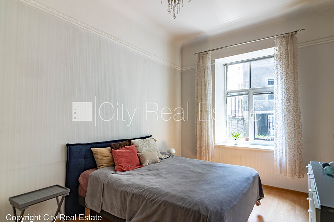 Renovēta māja, slēgts pagalms, ieeja no pagalma, kāpņu telpa pēc kapitālā remonta, logi Rīga - foto 19