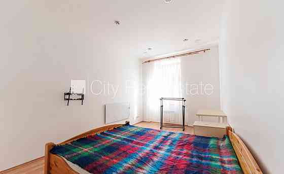 Дом во дворе, закрытый двор, окна выходят в обе стороны дома, изолированные Rīga