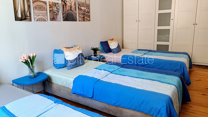 Здание во дворе, реновированный дом, закрытый двор, вход со двора, лестничная Рига - изображение 19