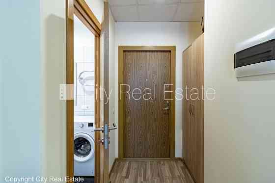 Новостройка, благоустроенный озеленённый двор, вход с улицы, лифт, лестничная Rīga