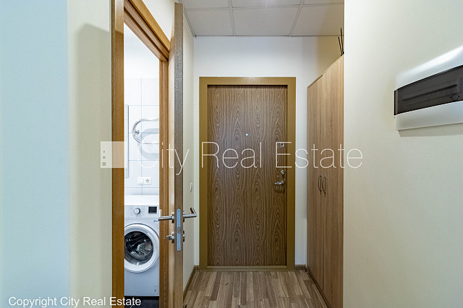 Jaunceltne, labiekārtots apzaļumots pagalms, ieeja no ielas, ir lifts, kāpņu telpa pēc Rīga - foto 3