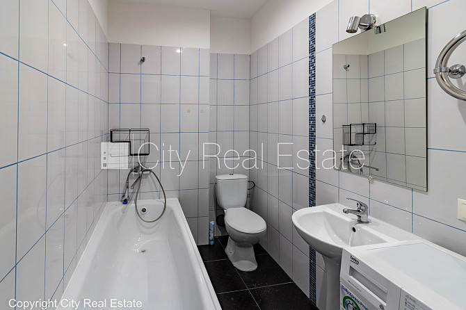 Jaunceltne, labiekārtots apzaļumots pagalms, ieeja no ielas, ir lifts, kāpņu telpa pēc Rīga - foto 4