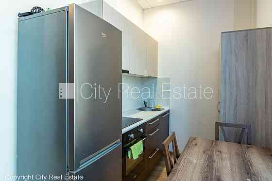 Новостройка, благоустроенный озеленённый двор, вход с улицы, лифт, лестничная Rīga