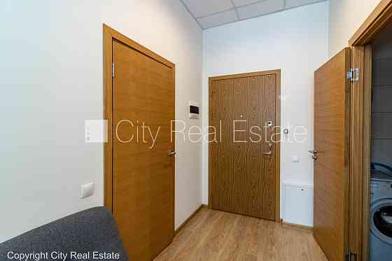 Новостройка, благоустроенный озеленённый двор, вход с улицы, лифт, лестничная Rīga