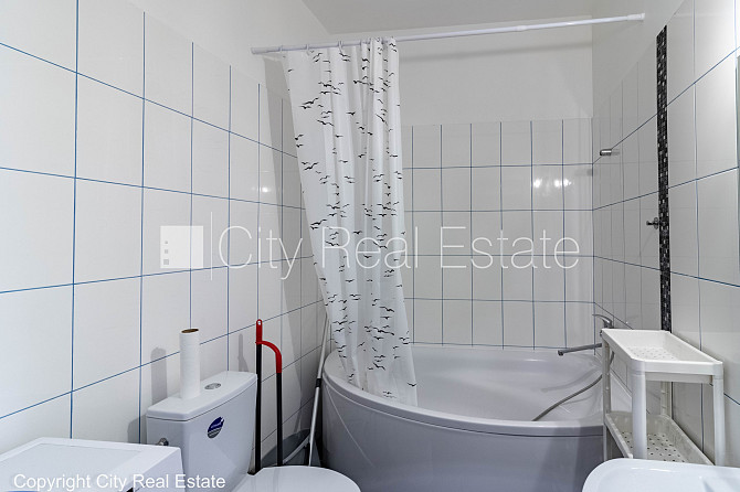 Jaunceltne, labiekārtots apzaļumots pagalms, ieeja no ielas, ir lifts, kāpņu telpa pēc Rīga - foto 6