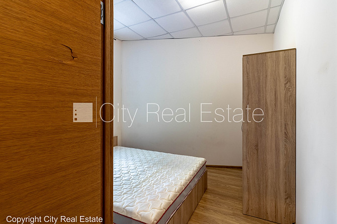 Jaunceltne, labiekārtots apzaļumots pagalms, ieeja no ielas, ir lifts, kāpņu telpa pēc Rīga - foto 2