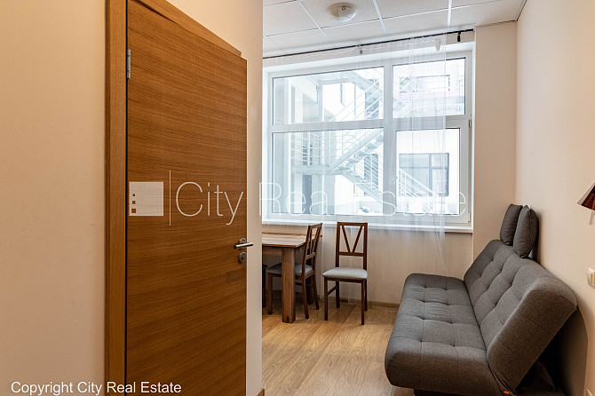 Jaunceltne, labiekārtots apzaļumots pagalms, ieeja no ielas, ir lifts, kāpņu telpa pēc Rīga - foto 5