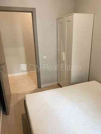 Здание во дворе, реновированный дом, закрытый двор, вход со двора, лестничная Rīga