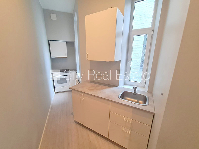 Pagalma ēka, renovēta māja, slēgts pagalms, ieeja no pagalma, kāpņu telpa pēc kapitālā Rīga - foto 16