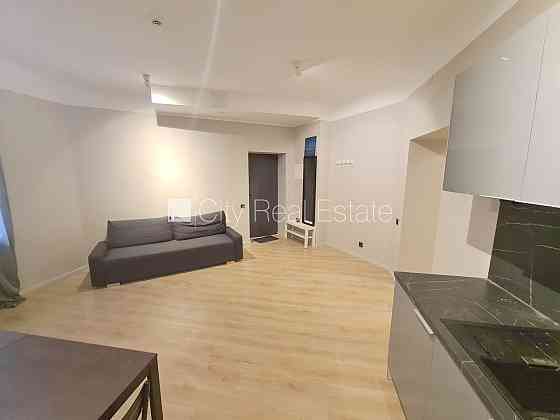 Здание во дворе, реновированный дом, закрытый двор, вход с улицы и со двора, лифт, Rīga