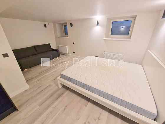 Фасадный дом, реновированный дом, закрытый двор, вход с улицы, полуподвал, Rīga