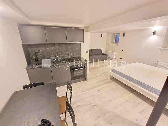 Фасадный дом, реновированный дом, закрытый двор, вход с улицы, полуподвал, Rīga