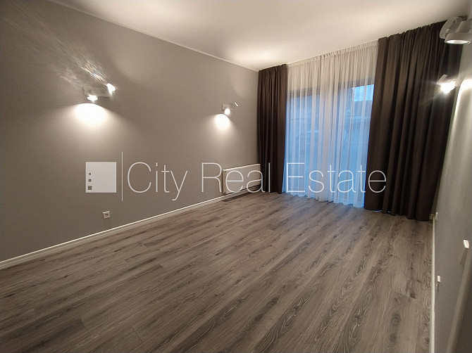 Privātmāja, labiekārtots apzaļumots pagalms, iežogota teritorija ar metāla sētu, garāža Rīga - foto 7