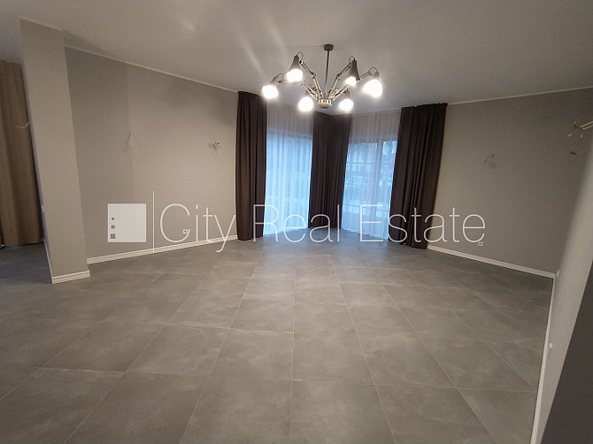 Privātmāja, labiekārtots apzaļumots pagalms, iežogota teritorija ar metāla sētu, garāža Rīga - foto 4