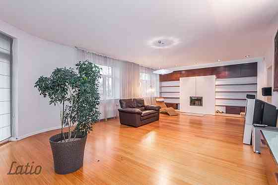 Īrei piedāvājam plašu, rūpīgi remontētu dzīvokli funkcionālisma stila ēkā blakus Kalnciema kvartālam Rīga