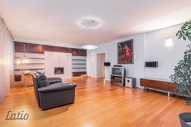 Īrei piedāvājam plašu, rūpīgi remontētu dzīvokli funkcionālisma stila ēkā blakus Rīga - foto 1