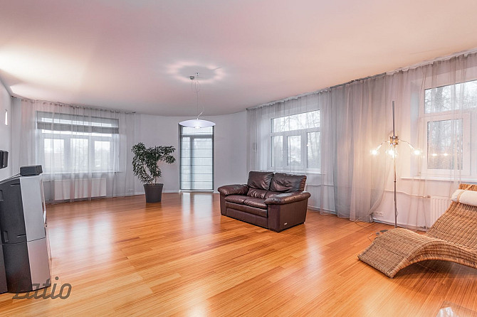 Īrei piedāvājam plašu, rūpīgi remontētu dzīvokli funkcionālisma stila ēkā blakus Rīga - foto 5