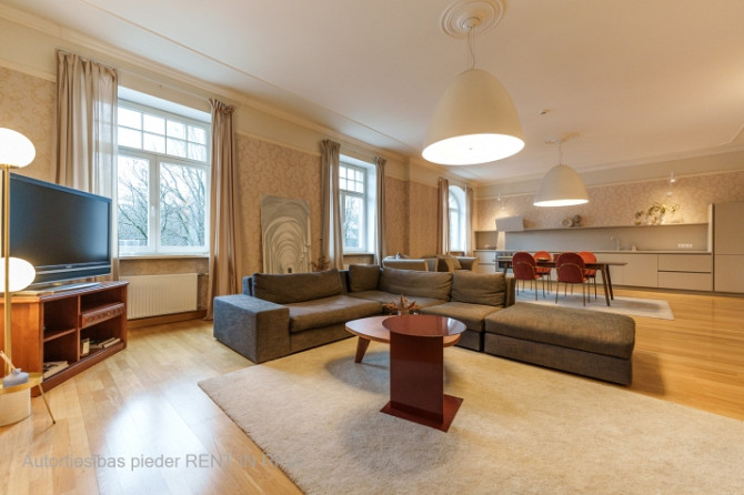 Piedāvājam ilgtermiņa īrei plašu trīsistabu dzīvokli atjaunotajā mājā, Rīgas klusajā Rīga - foto 1