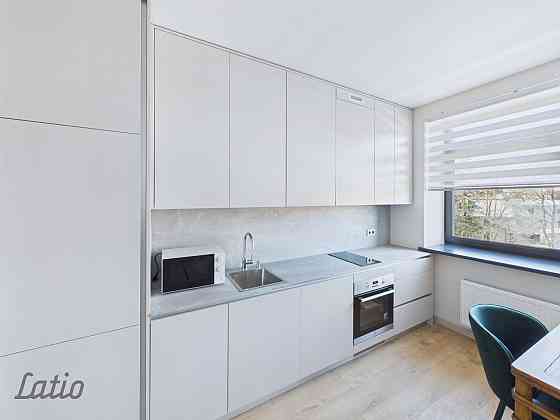 Izīrē 2 istabu dzīvokli  renovētā projektā Lielirbes ielā 9A. Dzīvoklis tikko pēc renovācijas  vēl n Рига