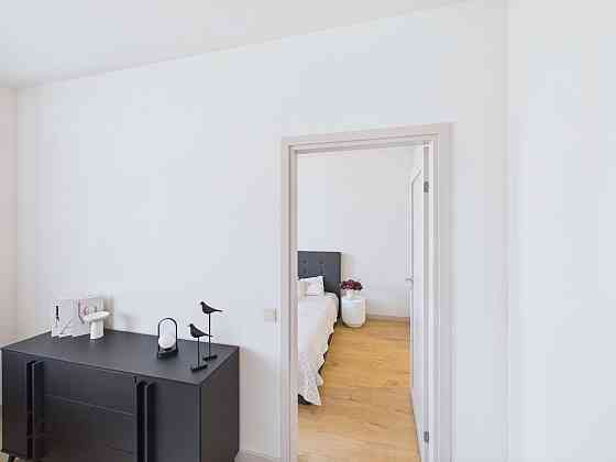 Izīrē 2 istabu dzīvokli  renovētā projektā Lielirbes ielā 9A. Dzīvoklis tikko pēc renovācijas  vēl n Рига