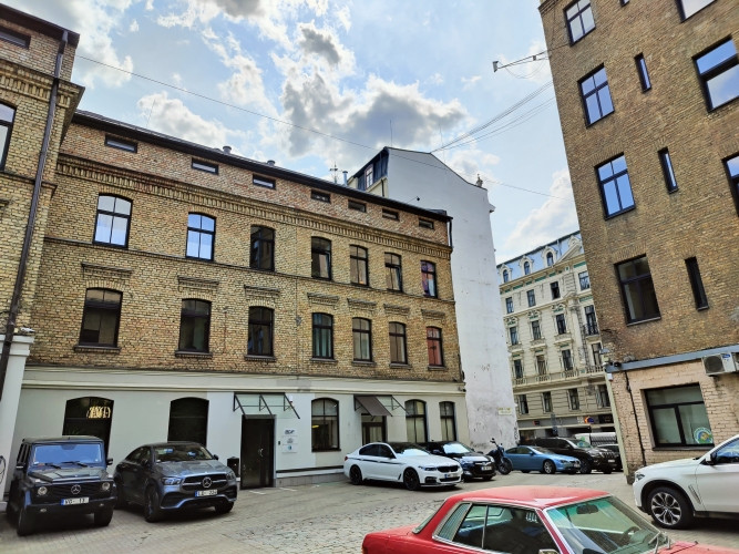 Biroja telpas renovētas ēkas 4. stāvā.  Labiekārtota, sakopta un bruģēta teritorija, pagalma Rīga - foto 2