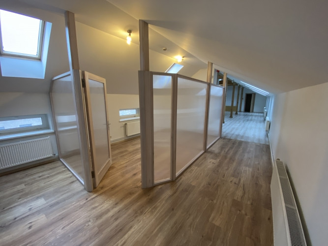 Biroja telpas renovētas ēkas 4. stāvā.  Labiekārtota, sakopta un bruģēta teritorija, pagalma Rīga - foto 4