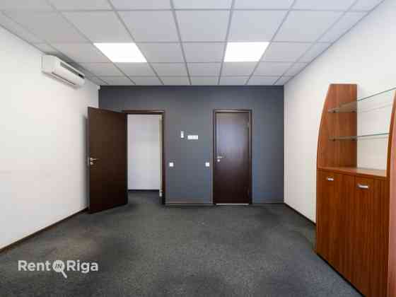 Офис с собственным санузлом в кабинете  Площадь: 22,4 м  Описание помещения: + Rīga